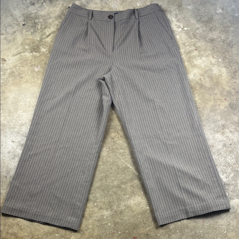 Tommy Hilfiger taupe Striped Dress Pants
Size: 12 (read description)